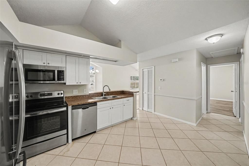 For Sale: $349,900 (2 beds, 2 baths, 1226 Square Feet)