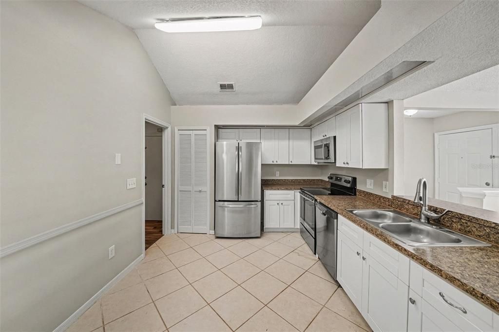 For Sale: $349,900 (2 beds, 2 baths, 1226 Square Feet)