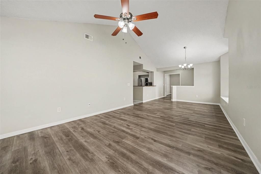 For Sale: $349,900 (2 beds, 2 baths, 1226 Square Feet)