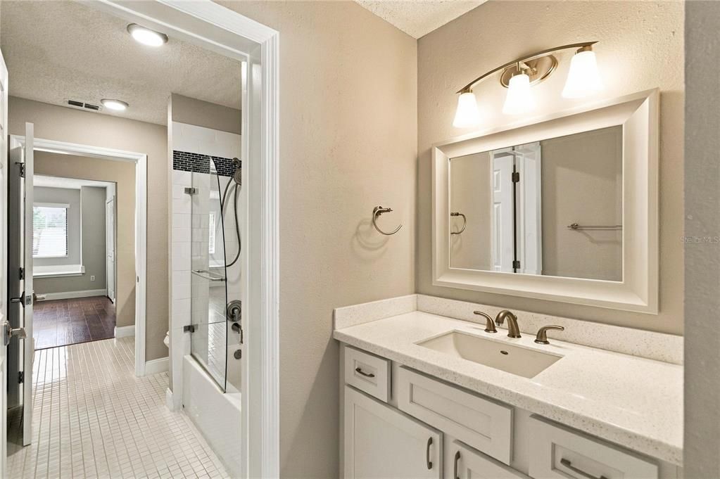 Activo con contrato: $385,000 (3 camas, 2 baños, 1767 Pies cuadrados)
