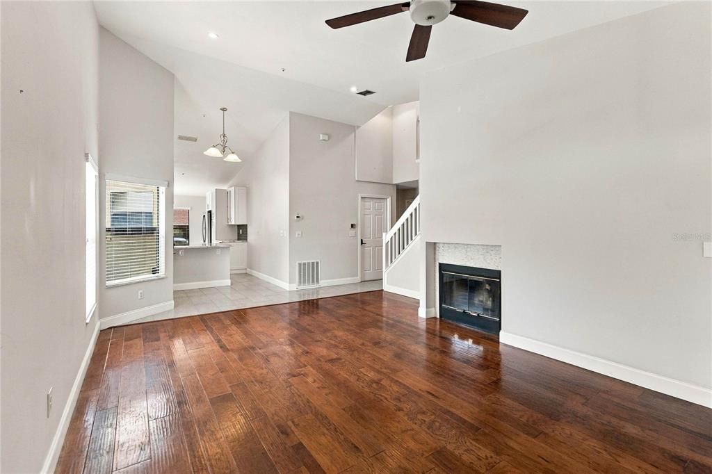 Activo con contrato: $385,000 (3 camas, 2 baños, 1767 Pies cuadrados)