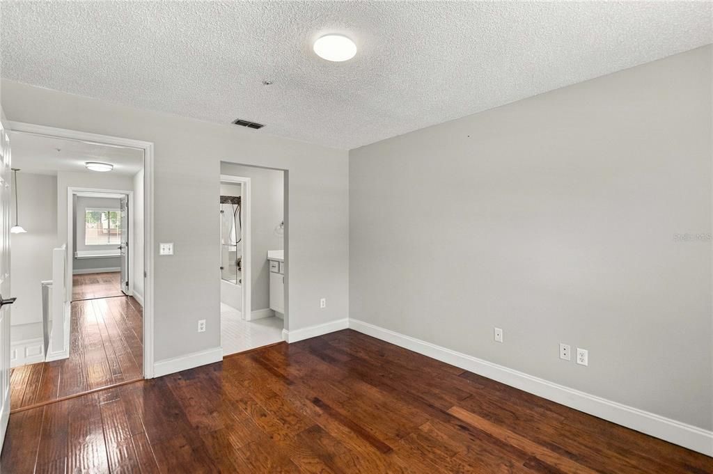 Activo con contrato: $385,000 (3 camas, 2 baños, 1767 Pies cuadrados)
