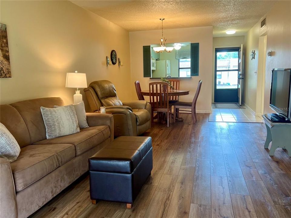 For Sale: $127,000 (2 beds, 2 baths, 886 Square Feet)