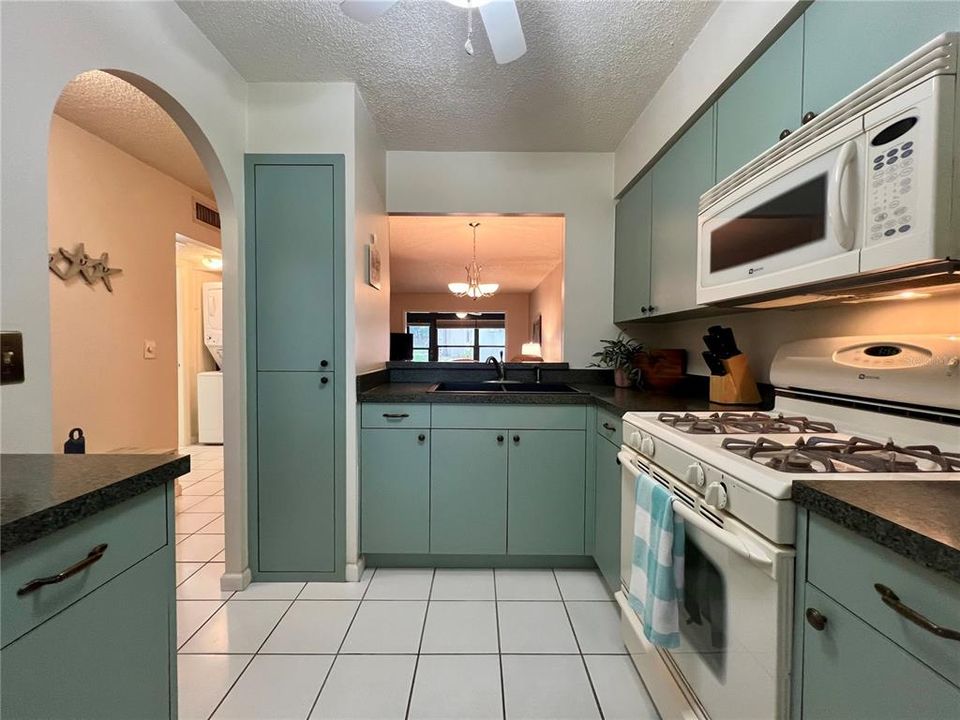 For Sale: $127,000 (2 beds, 2 baths, 886 Square Feet)