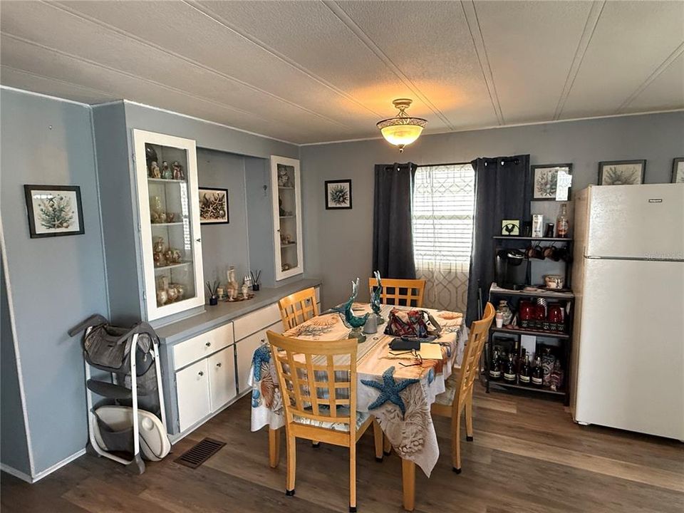 For Sale: $139,000 (2 beds, 2 baths, 1004 Square Feet)