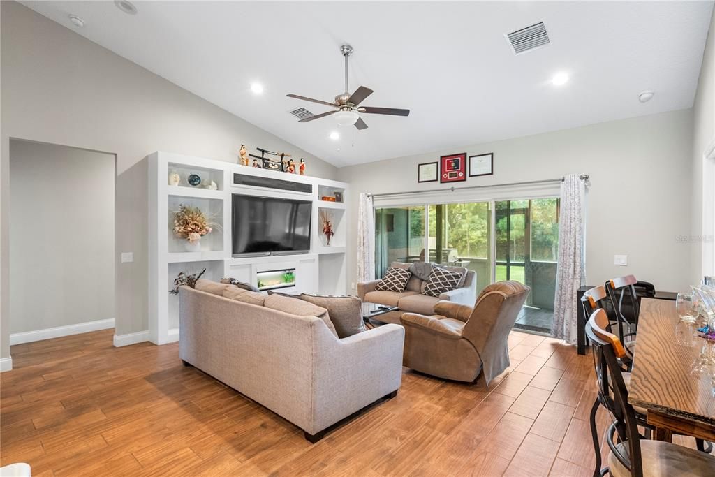 For Sale: $340,000 (3 beds, 2 baths, 1589 Square Feet)