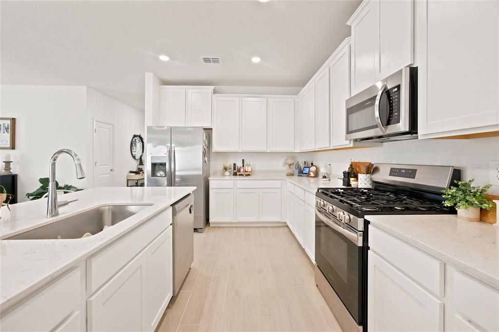 En Venta: $339,000 (4 camas, 3 baños, 2027 Pies cuadrados)