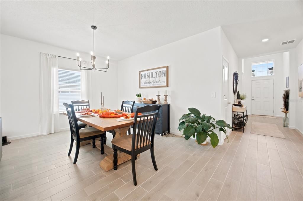 En Venta: $339,000 (4 camas, 3 baños, 2027 Pies cuadrados)