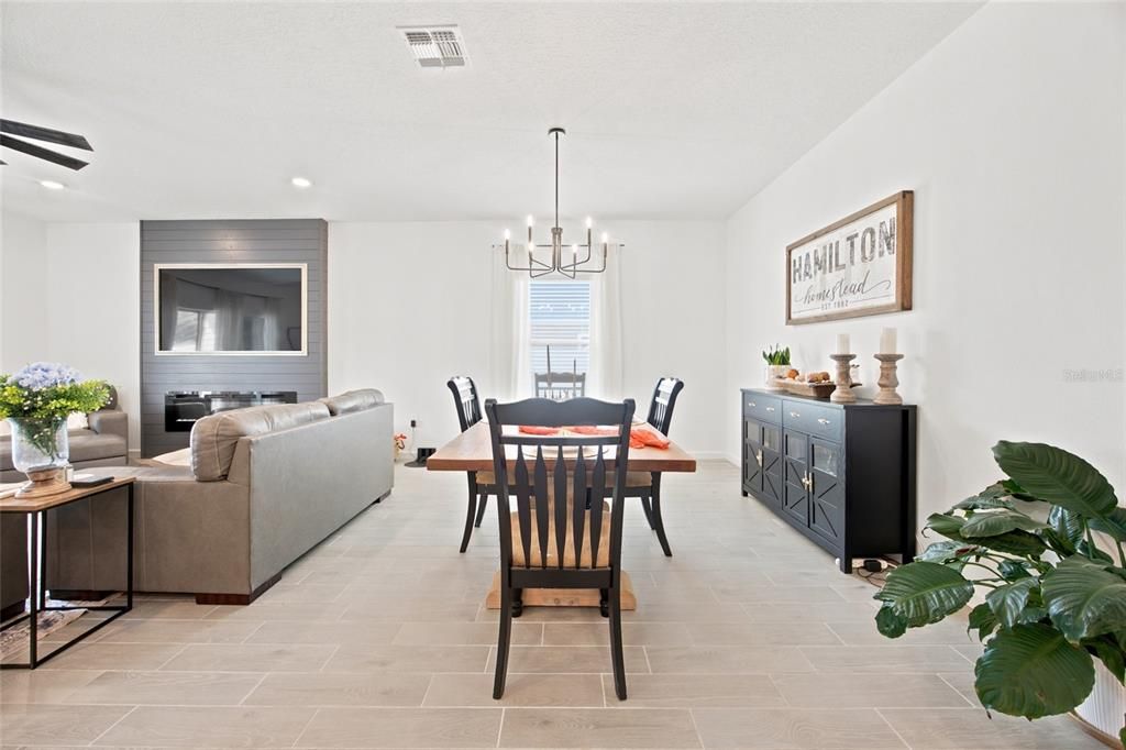En Venta: $339,000 (4 camas, 3 baños, 2027 Pies cuadrados)