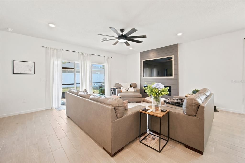 En Venta: $339,000 (4 camas, 3 baños, 2027 Pies cuadrados)