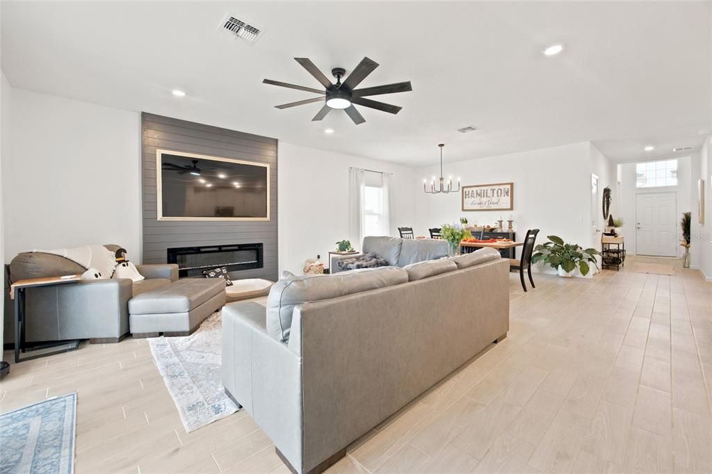 En Venta: $339,000 (4 camas, 3 baños, 2027 Pies cuadrados)