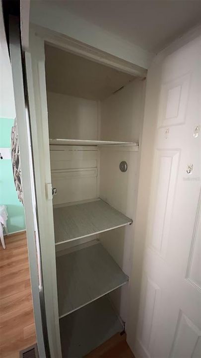 For Sale: $144,500 (1 beds, 1 baths, 862 Square Feet)