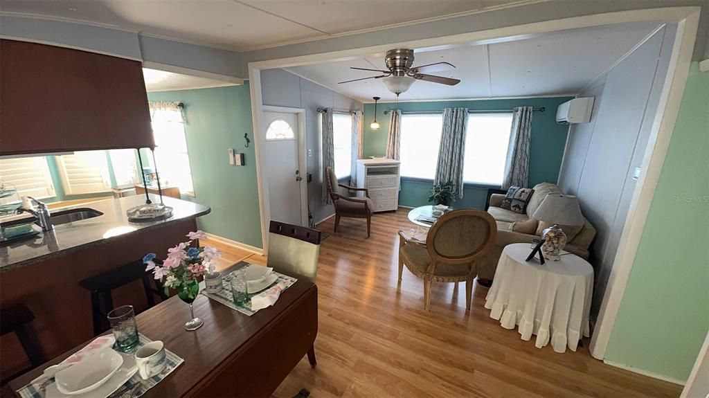 For Sale: $144,500 (1 beds, 1 baths, 862 Square Feet)