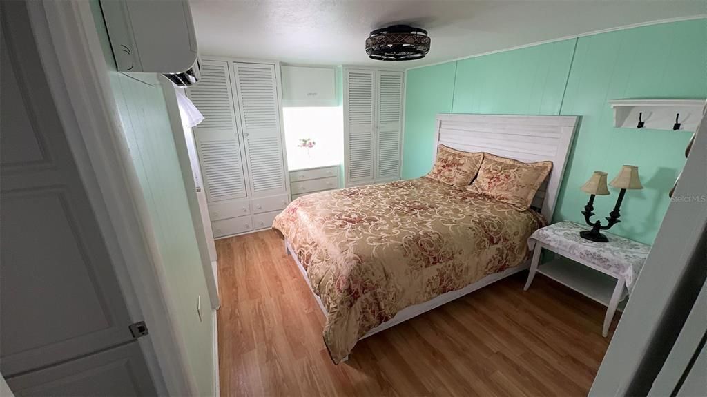 For Sale: $144,500 (1 beds, 1 baths, 862 Square Feet)
