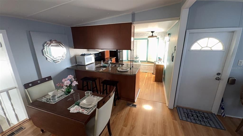 For Sale: $144,500 (1 beds, 1 baths, 862 Square Feet)