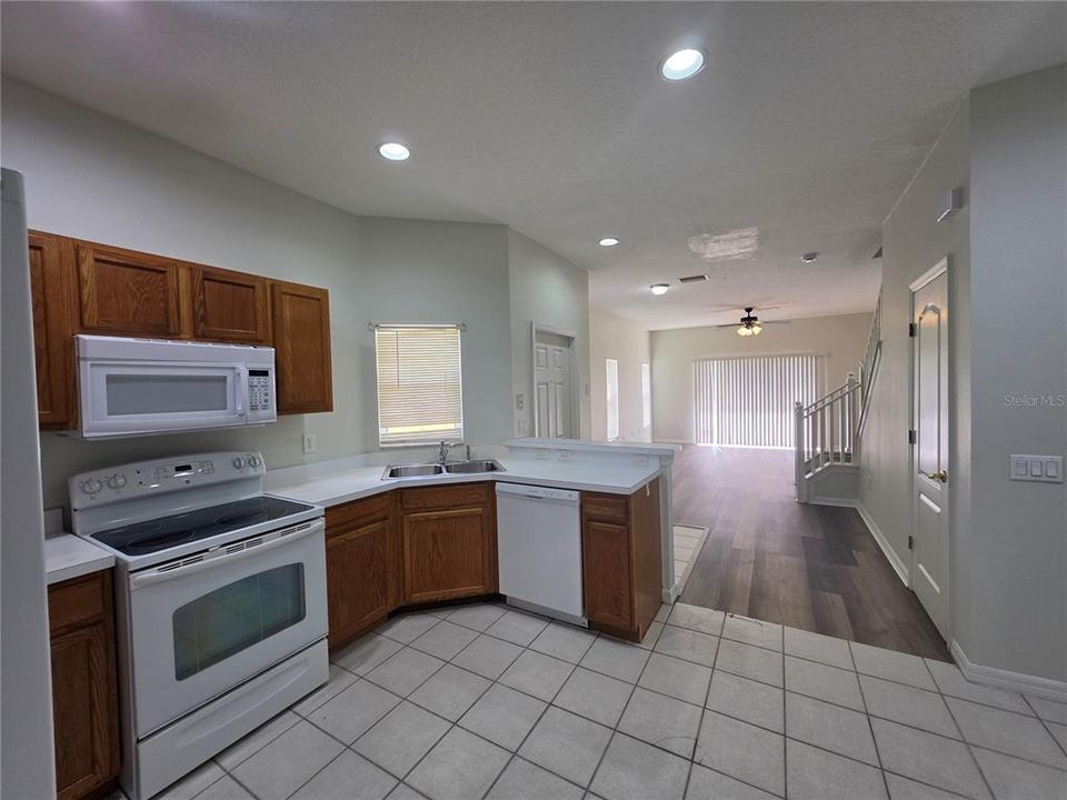 For Rent: $1,950 (4 beds, 2 baths, 1576 Square Feet)