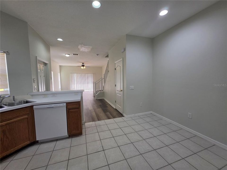 For Rent: $1,950 (4 beds, 2 baths, 1576 Square Feet)