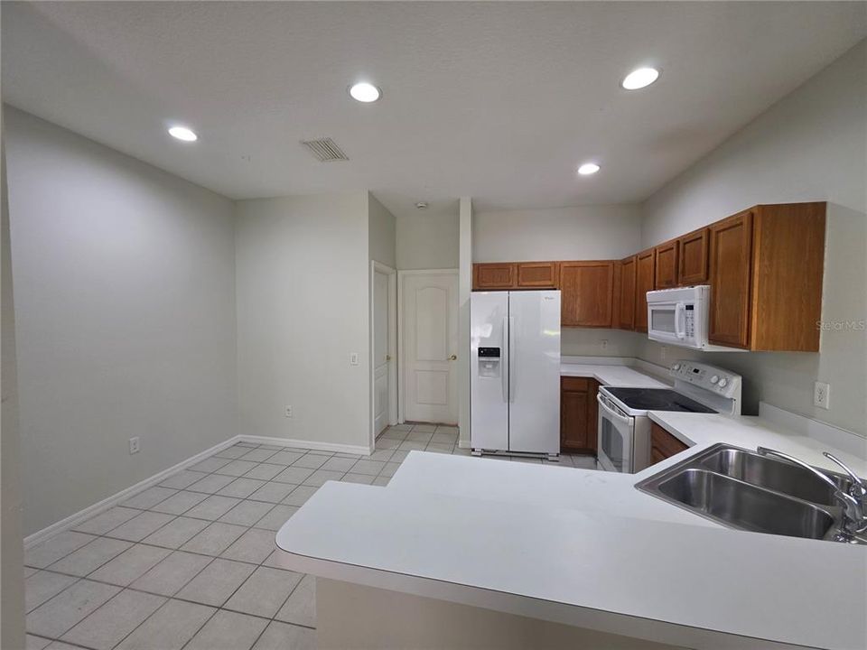 For Rent: $1,950 (4 beds, 2 baths, 1576 Square Feet)