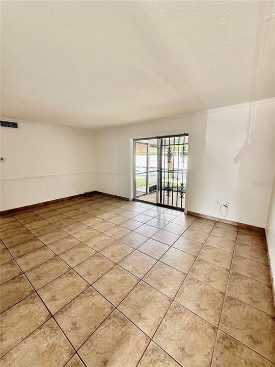 For Rent: $1,800 (2 beds, 1 baths, 884 Square Feet)