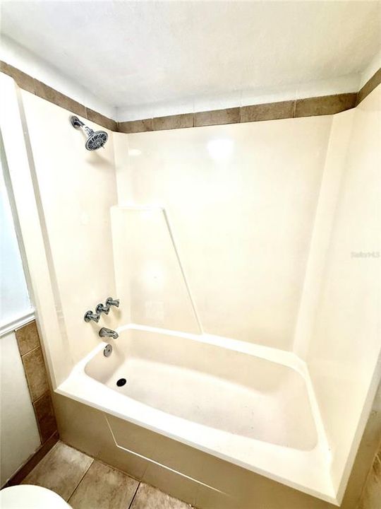 For Rent: $1,800 (2 beds, 1 baths, 884 Square Feet)