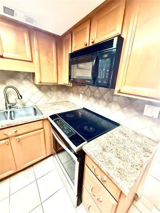 For Rent: $1,800 (2 beds, 1 baths, 884 Square Feet)