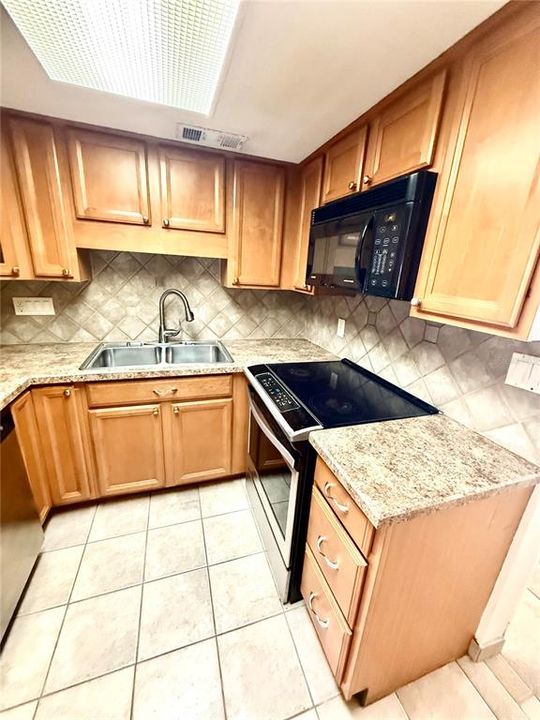 For Rent: $1,800 (2 beds, 1 baths, 884 Square Feet)