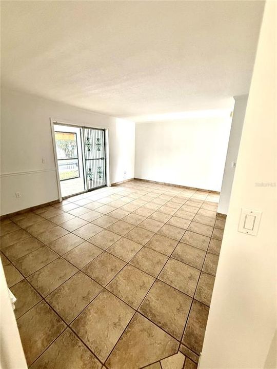 For Rent: $1,800 (2 beds, 1 baths, 884 Square Feet)