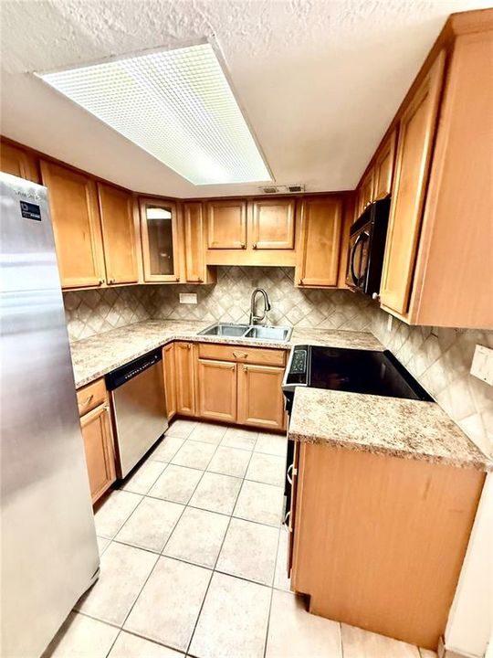 For Rent: $1,800 (2 beds, 1 baths, 884 Square Feet)