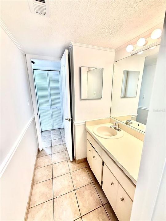 For Rent: $1,800 (2 beds, 1 baths, 884 Square Feet)
