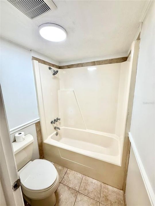 For Rent: $1,800 (2 beds, 1 baths, 884 Square Feet)