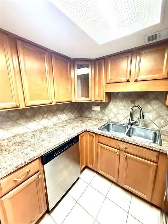 For Rent: $1,800 (2 beds, 1 baths, 884 Square Feet)