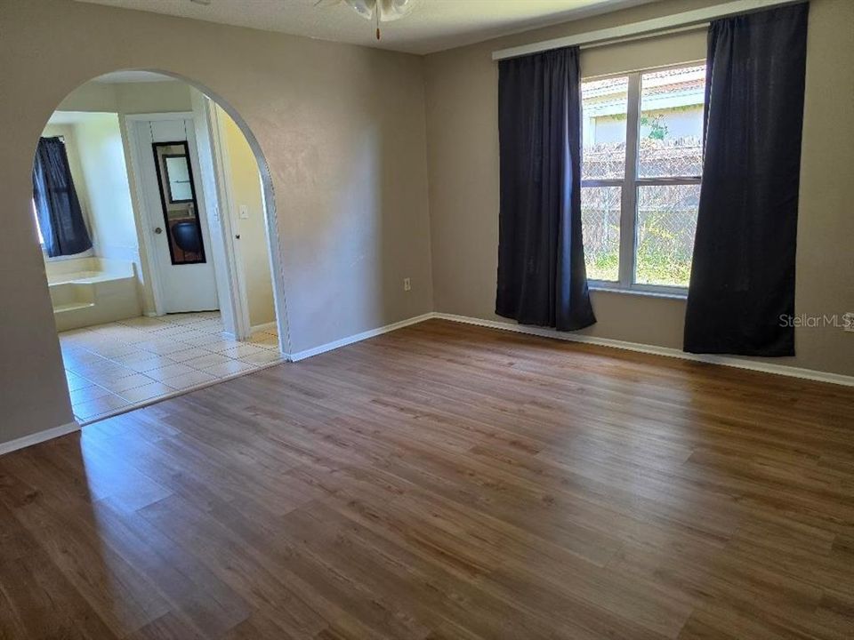 For Rent: $2,500 (4 beds, 2 baths, 1945 Square Feet)