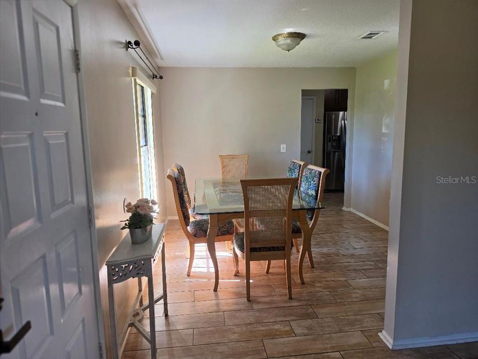 For Rent: $2,500 (4 beds, 2 baths, 1945 Square Feet)
