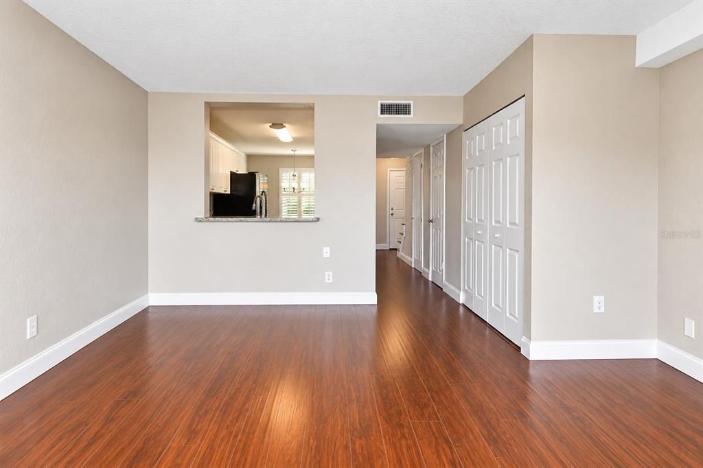 For Sale: $195,000 (2 beds, 1 baths, 1190 Square Feet)