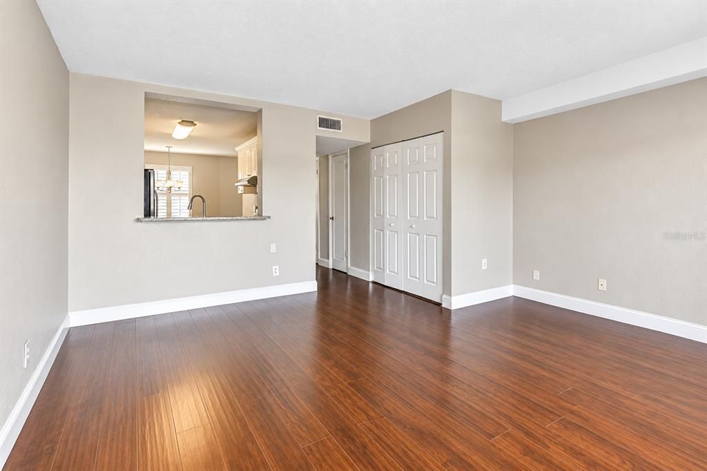 For Sale: $195,000 (2 beds, 1 baths, 1190 Square Feet)