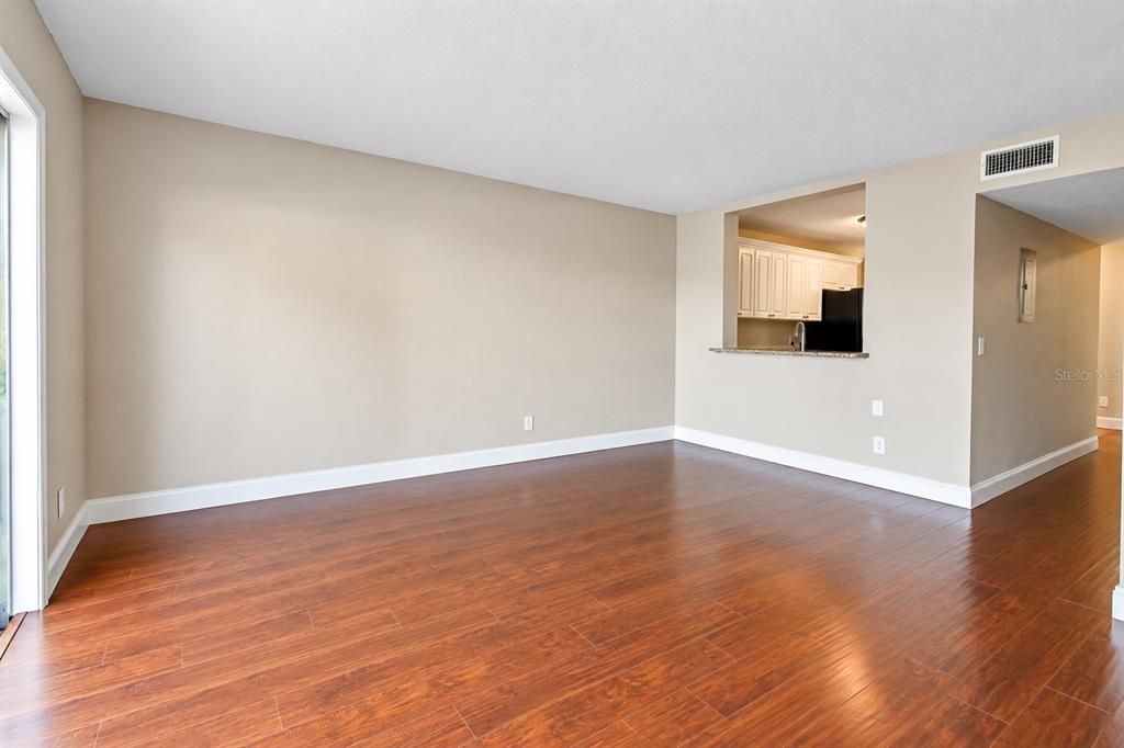 For Sale: $195,000 (2 beds, 1 baths, 1190 Square Feet)