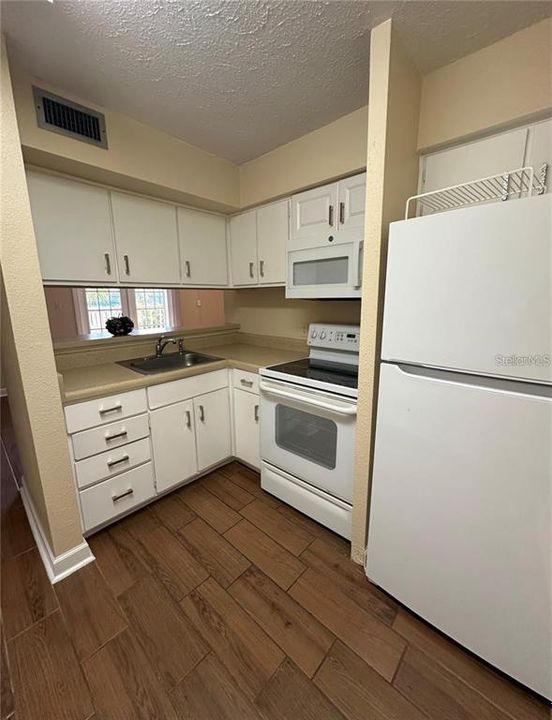 For Rent: $1,100 (1 beds, 1 baths, 420 Square Feet)