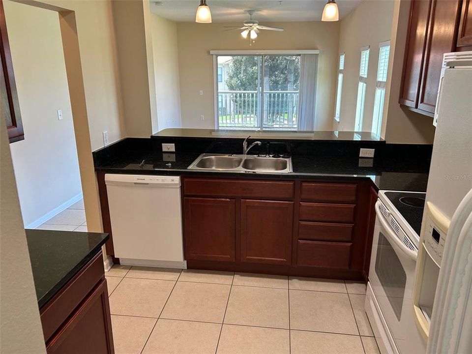 В аренду: $2,400 (3 спален, 3 ванн, 1195 Квадратных фут)