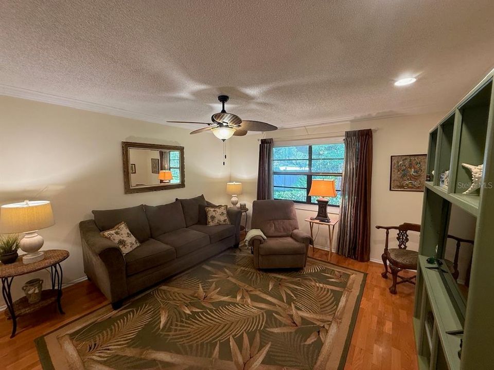 For Sale: $289,000 (3 beds, 2 baths, 1298 Square Feet)