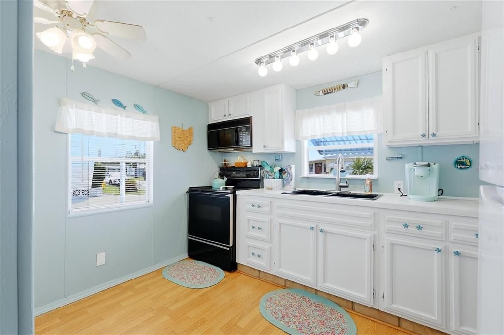 For Sale: $149,900 (3 beds, 2 baths, 1104 Square Feet)