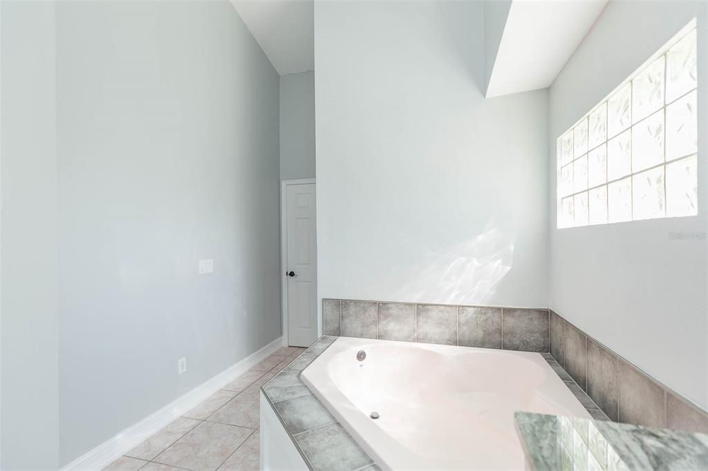 For Rent: $2,900 (4 beds, 2 baths, 1762 Square Feet)