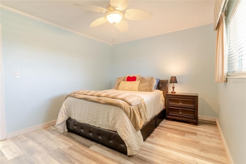 For Sale: $498,000 (2 beds, 2 baths, 1007 Square Feet)