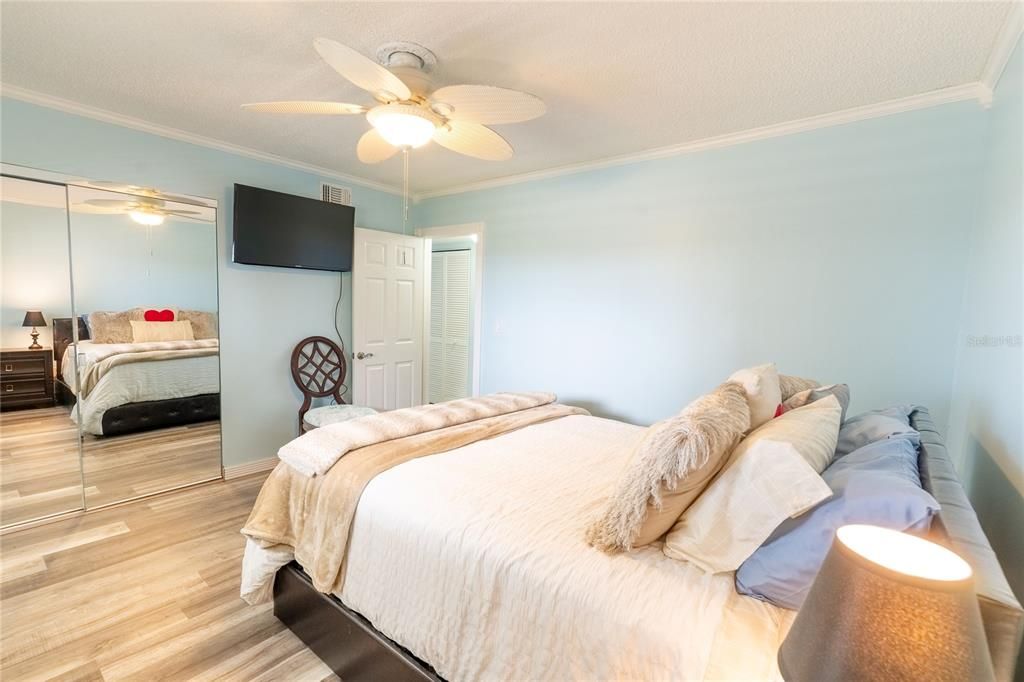 For Sale: $498,000 (2 beds, 2 baths, 1007 Square Feet)