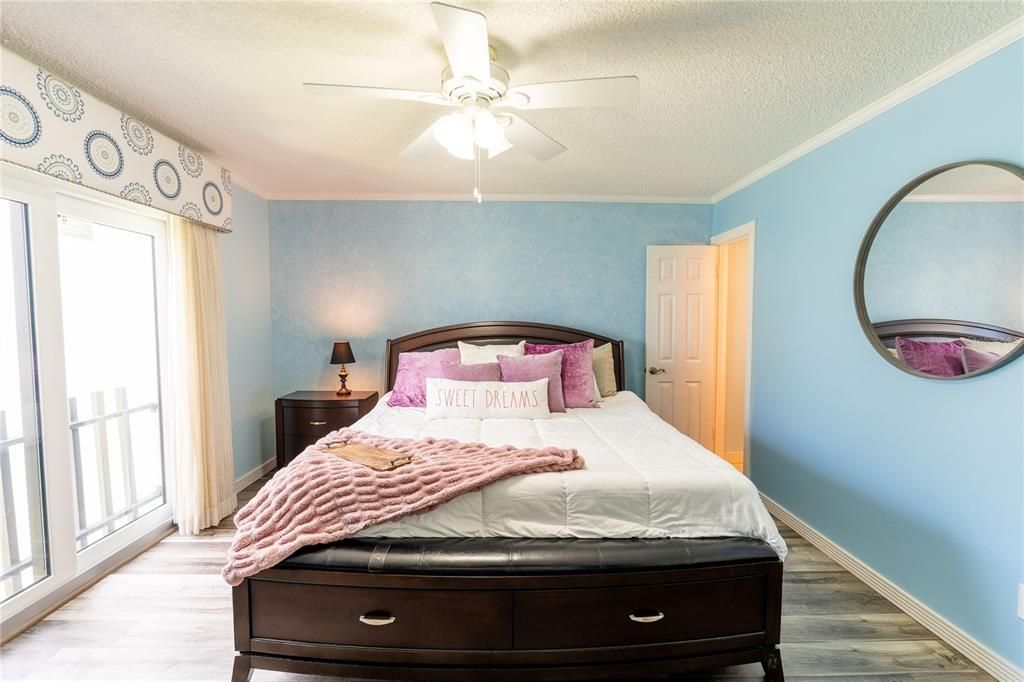 For Sale: $498,000 (2 beds, 2 baths, 1007 Square Feet)