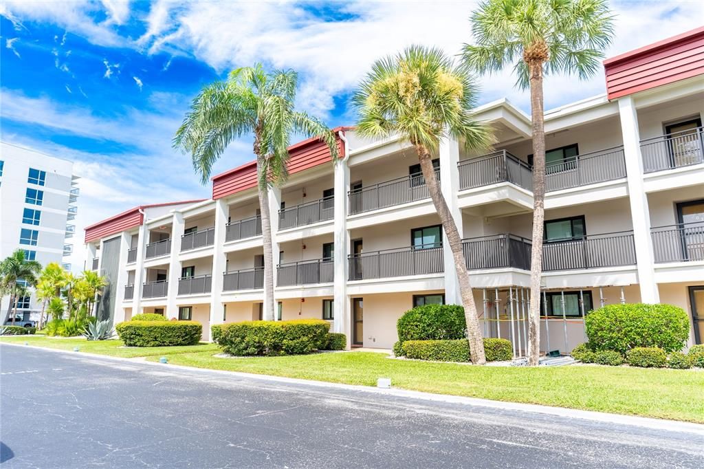 For Sale: $498,000 (2 beds, 2 baths, 1007 Square Feet)