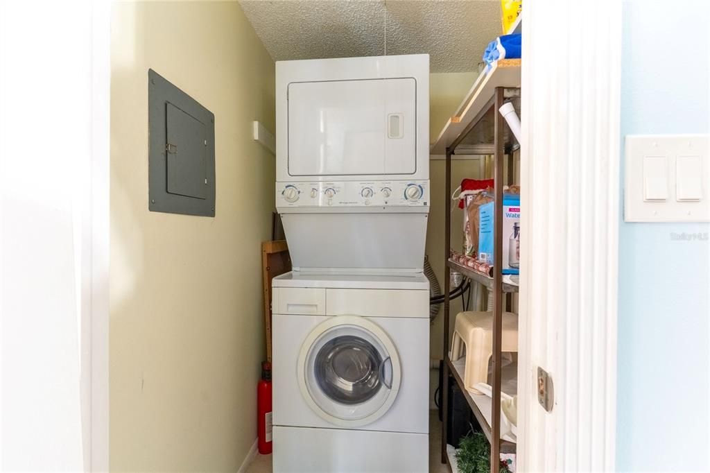 For Sale: $498,000 (2 beds, 2 baths, 1007 Square Feet)