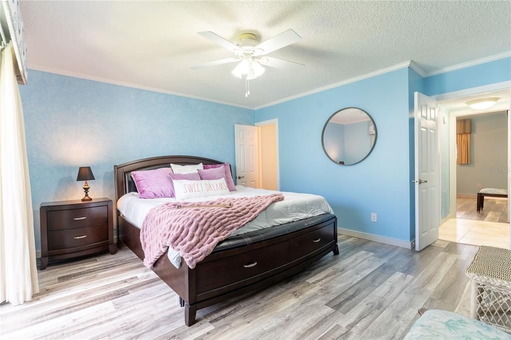 For Sale: $498,000 (2 beds, 2 baths, 1007 Square Feet)