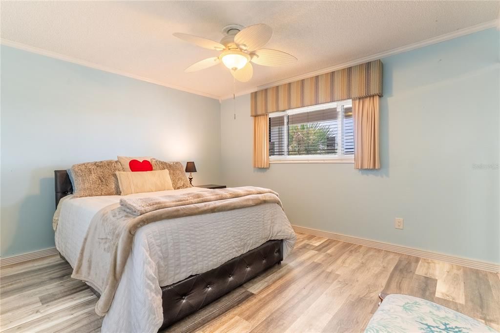 For Sale: $498,000 (2 beds, 2 baths, 1007 Square Feet)