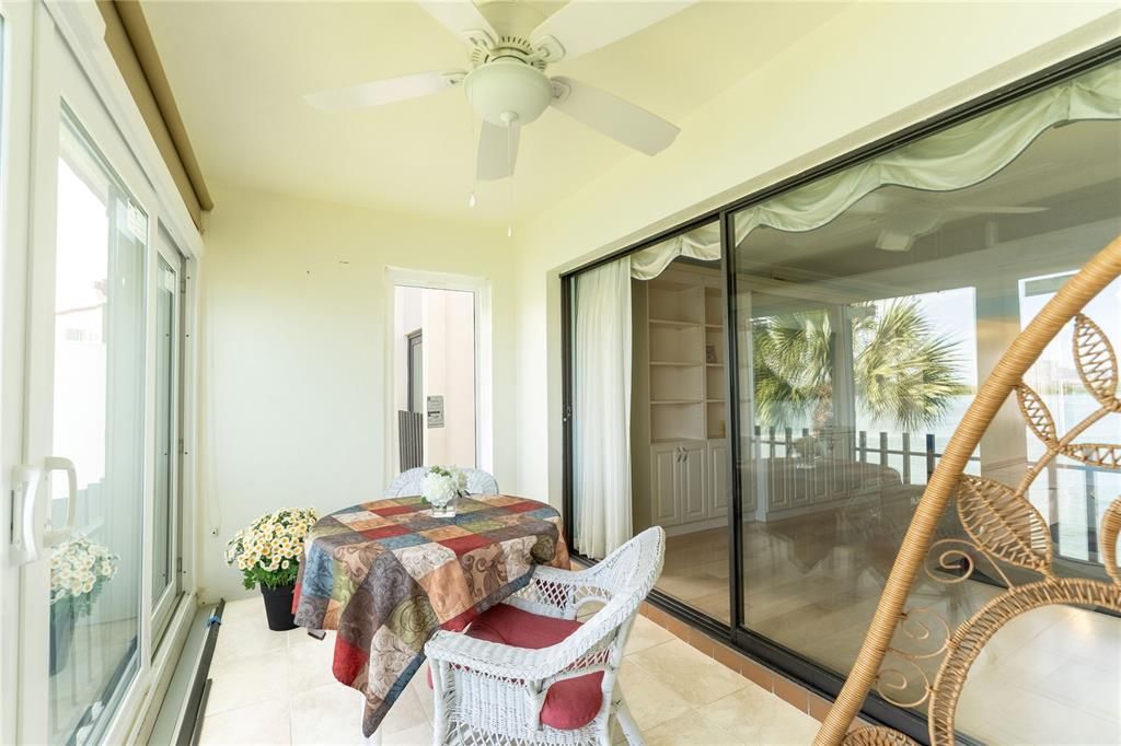 For Sale: $498,000 (2 beds, 2 baths, 1007 Square Feet)