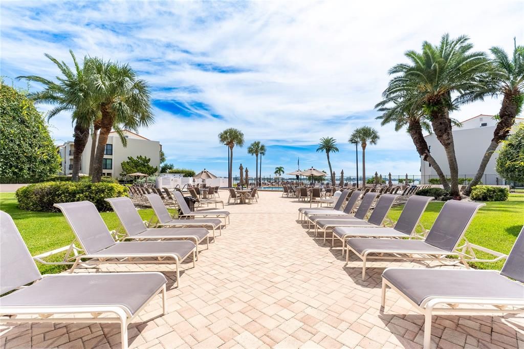For Sale: $498,000 (2 beds, 2 baths, 1007 Square Feet)